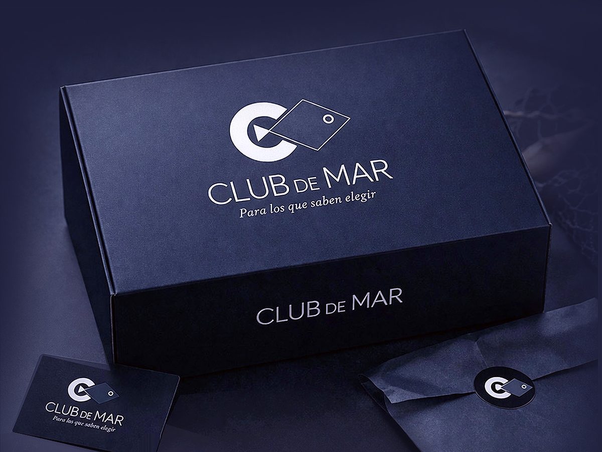 Caja de Club de Mar en azul oscuro, con tarjeta y sticker